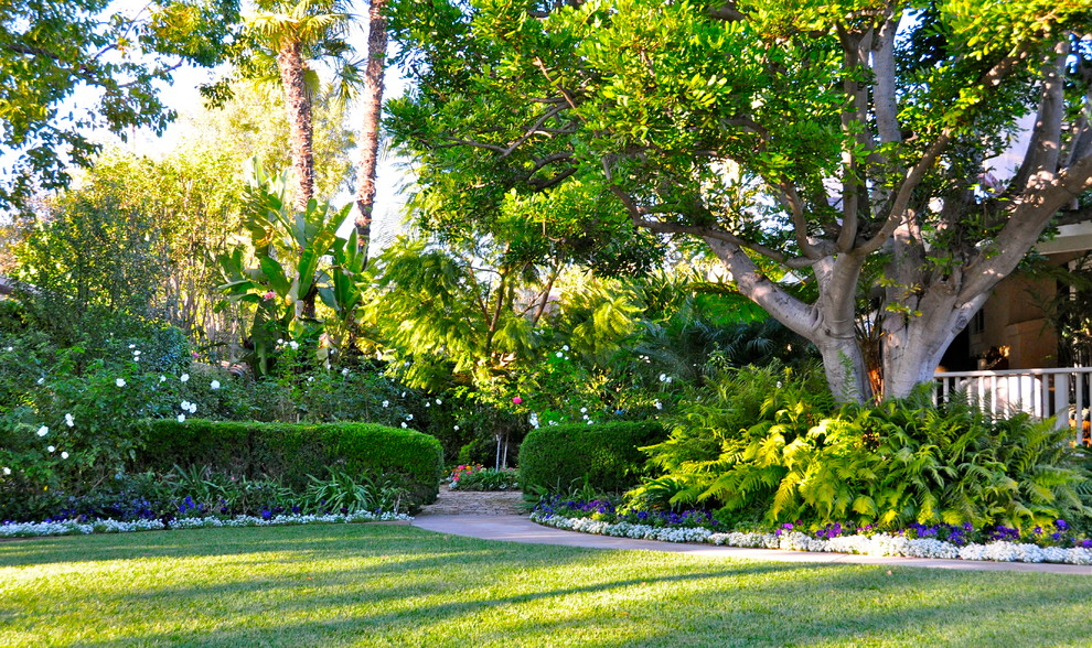 Schattiger Klassischer Garten hinter dem Haus in Orange County