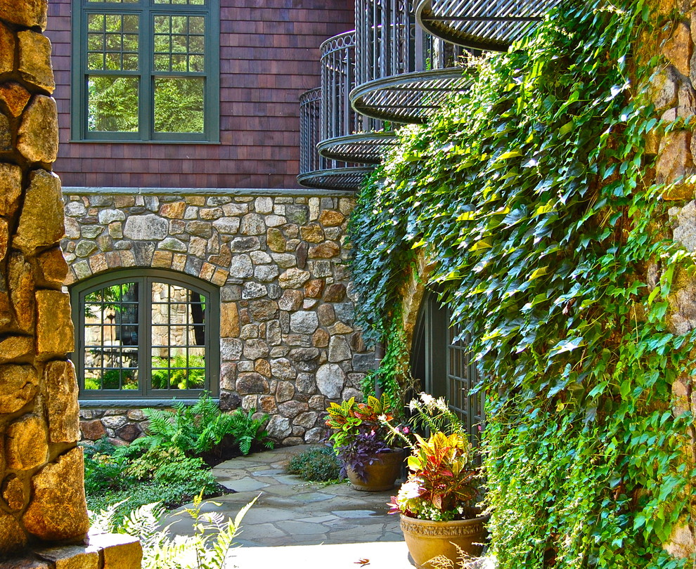 Photo of a traditional courtyard garden in New York.