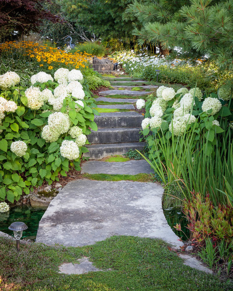 Foto di un grande giardino formale chic esposto a mezz'ombra dietro casa in estate con un ingresso o sentiero e pavimentazioni in pietra naturale