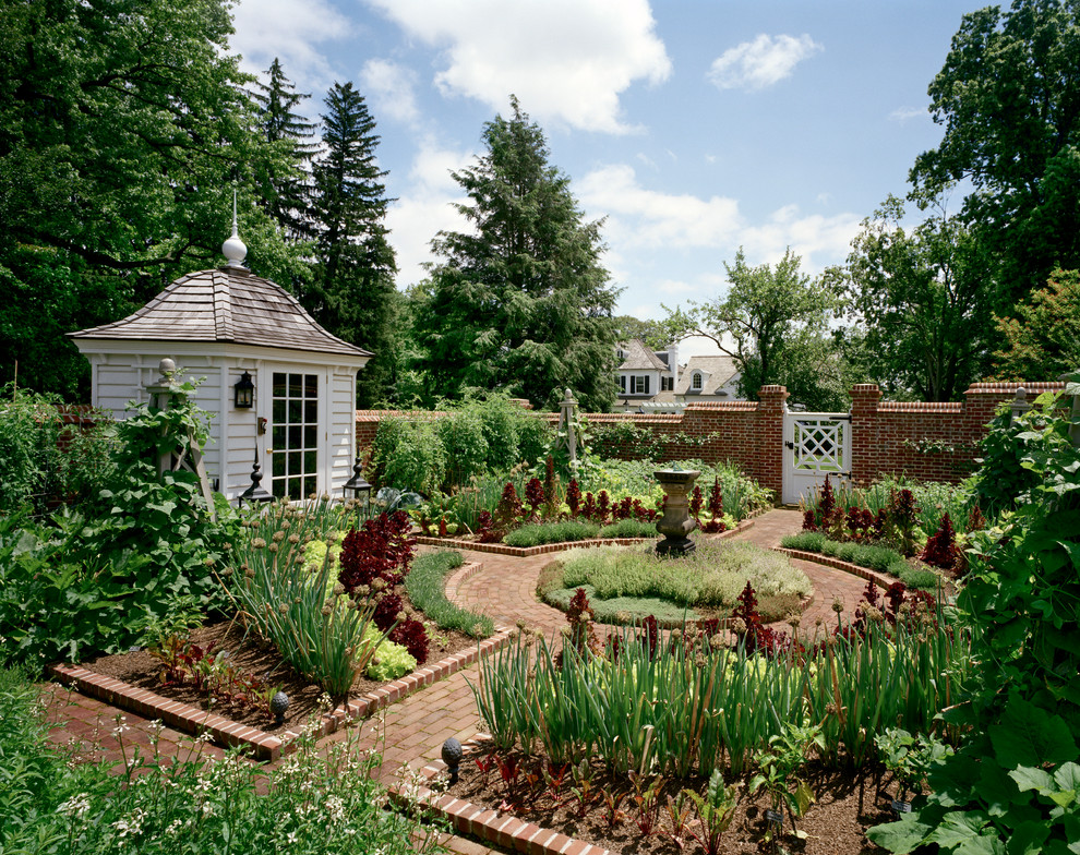 На фото: большой солнечный участок и сад на внутреннем дворе в стиле кантри с хорошей освещенностью и мощением клинкерной брусчаткой
