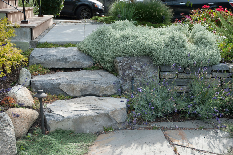 Großer Moderner Garten mit direkter Sonneneinstrahlung und Natursteinplatten in Vancouver