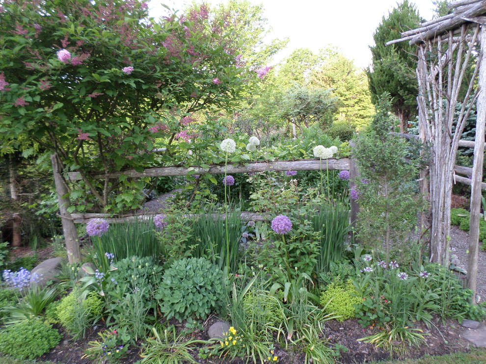 Inspiration for a rustic garden in New York.