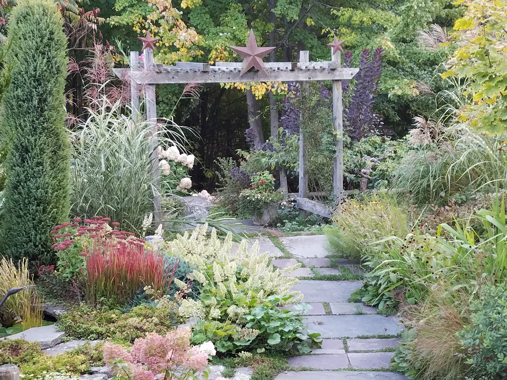 Esempio di un grande giardino chic esposto a mezz'ombra dietro casa con un ingresso o sentiero e pavimentazioni in pietra naturale