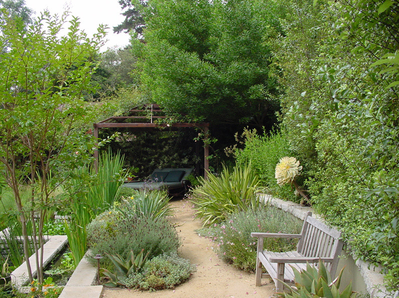 Idée de décoration pour un grand jardin à la française arrière design l'été avec un bassin, une exposition partiellement ombragée et du gravier.
