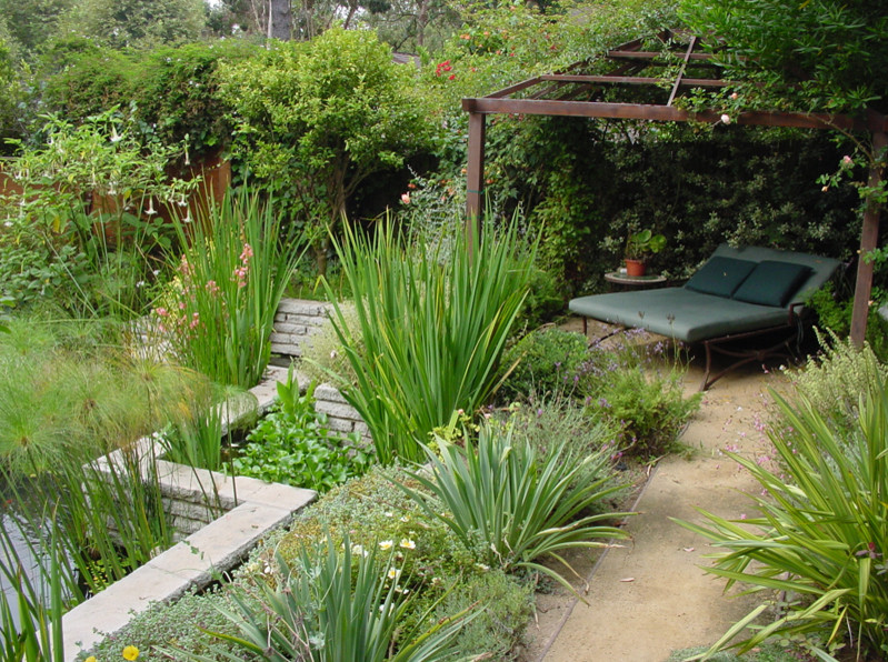 Idee per un grande giardino design esposto a mezz'ombra dietro casa in estate con ghiaia