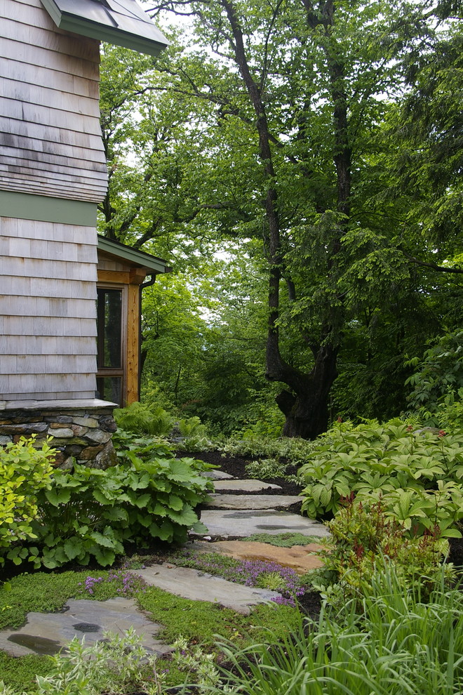 Foto de camino de jardín actual de tamaño medio en patio lateral con adoquines de piedra natural