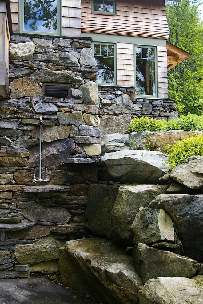 Inspiration pour un jardin arrière chalet de taille moyenne avec des pavés en pierre naturelle.
