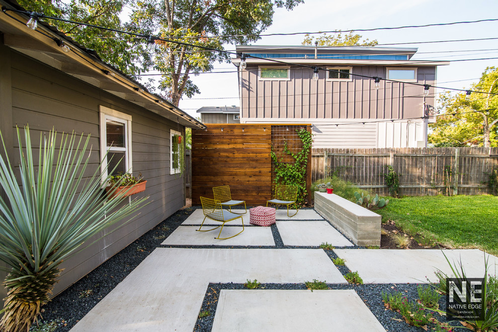 Стильный дизайн: участок и сад среднего размера на внутреннем дворе в стиле рустика с мощением тротуарной плиткой - последний тренд
