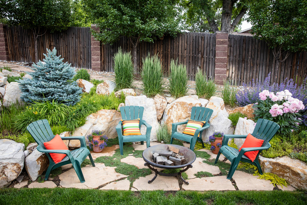 Imagen de jardín de secano clásico grande en verano en patio trasero con brasero, exposición total al sol y adoquines de hormigón