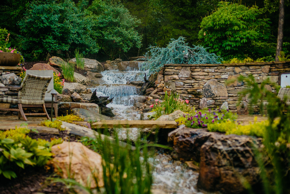 Foto di un giardino stile rurale in ombra dietro casa in estate con pavimentazioni in pietra naturale