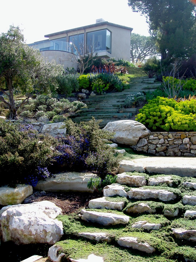 Foto di un giardino bohémian esposto in pieno sole di medie dimensioni e dietro casa con un ingresso o sentiero e pavimentazioni in pietra naturale