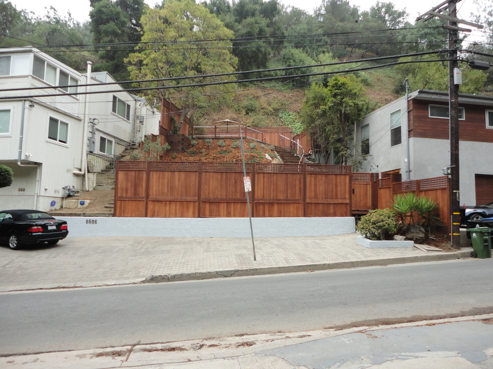 Foto di un vialetto d'ingresso minimal esposto in pieno sole di medie dimensioni e davanti casa con pavimentazioni in cemento