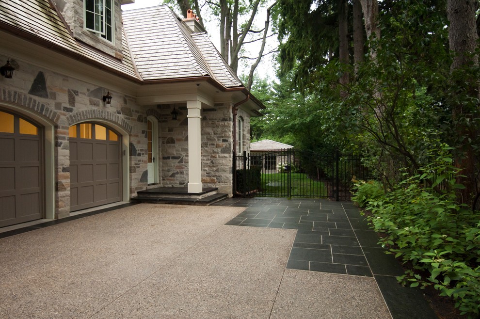 Idee per un vialetto d'ingresso chic davanti casa con pavimentazioni in pietra naturale