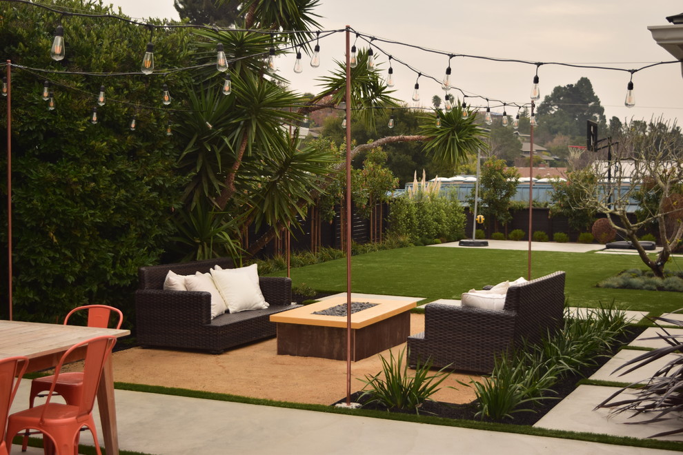 Moderner Garten hinter dem Haus mit Sportplatz, Feuerstelle und Betonboden in San Francisco