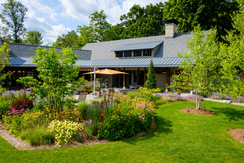 Ispirazione per un grande giardino minimal davanti casa con pavimentazioni in pietra naturale