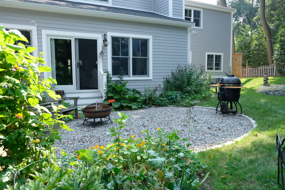 Идея дизайна: маленький летний засухоустойчивый сад на заднем дворе в современном стиле с местом для костра, полуденной тенью и покрытием из гравия для на участке и в саду