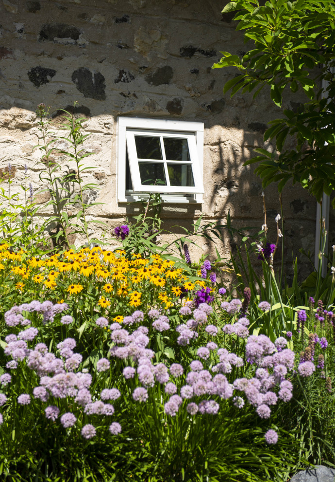 Ispirazione per un giardino stile rurale esposto in pieno sole di medie dimensioni e nel cortile laterale in estate con pavimentazioni in mattoni