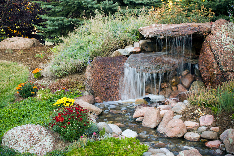 Mittelgroßer, Halbschattiger Rustikaler Kiesgarten hinter dem Haus mit Wasserspiel in Denver