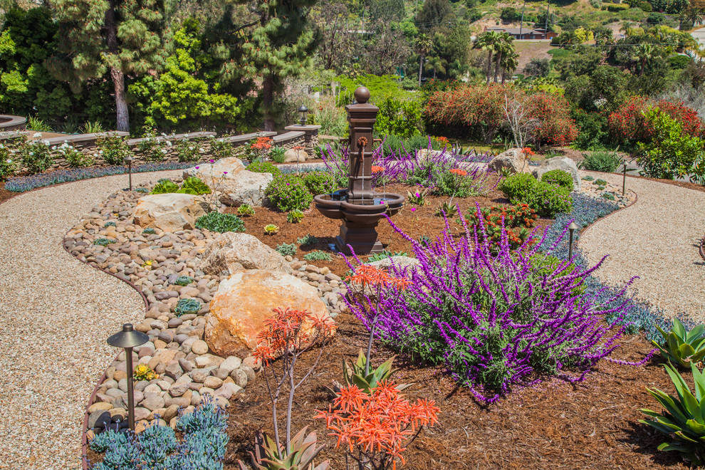 Пример оригинального дизайна: солнечный засухоустойчивый сад на переднем дворе в стиле рустика с садовой дорожкой или калиткой, хорошей освещенностью и покрытием из гравия