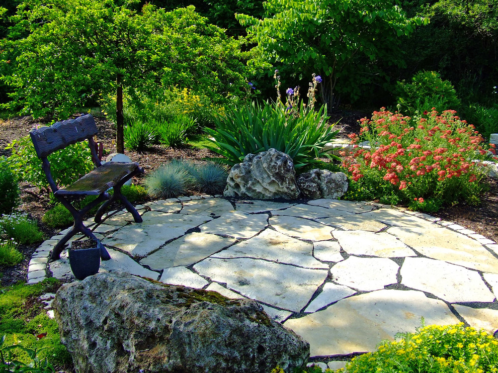 Klassischer Garten hinter dem Haus mit Natursteinplatten in Milwaukee