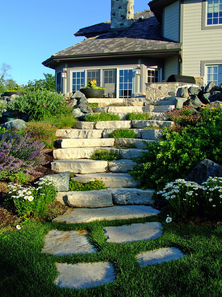 Idee per un giardino tradizionale con un pendio, una collina o una riva, pavimentazioni in pietra naturale e scale