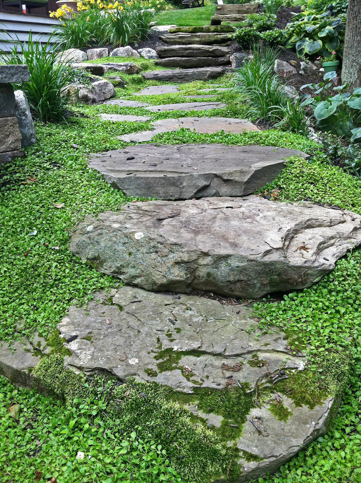 Esempio di un grande giardino stile rurale in ombra dietro casa in estate con pavimentazioni in pietra naturale