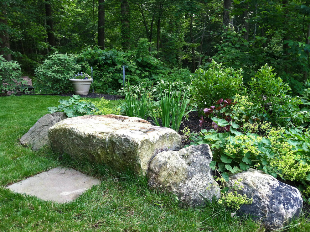 Idées déco pour un grand aménagement d'entrée ou allée de jardin arrière montagne l'été avec une exposition ombragée et des pavés en pierre naturelle.