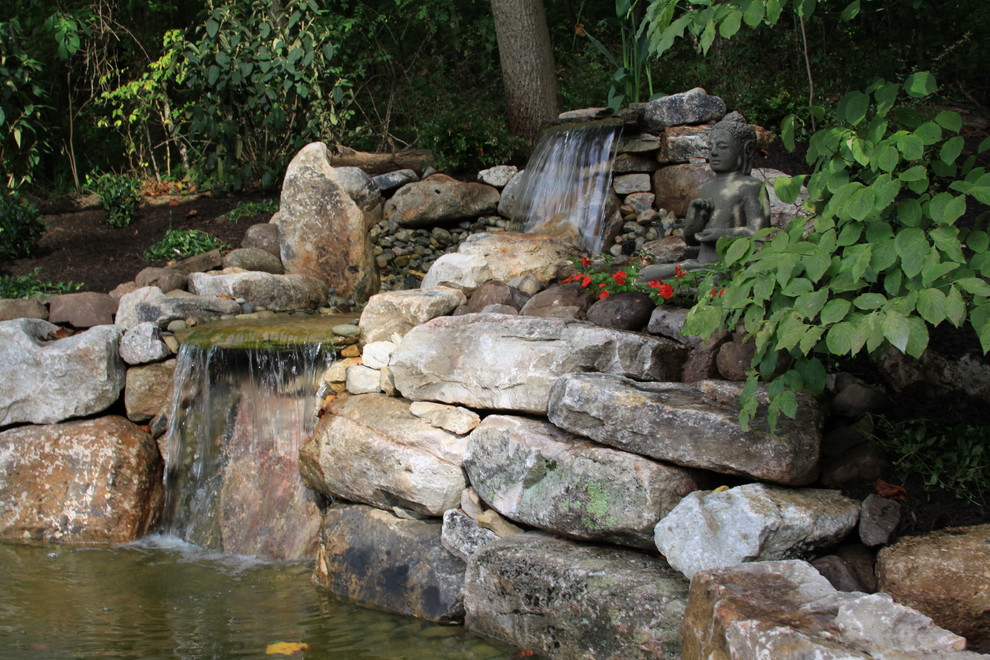 Exemple d'un jardin arrière montagne de taille moyenne et l'été avec un point d'eau, une exposition ombragée et un paillis.