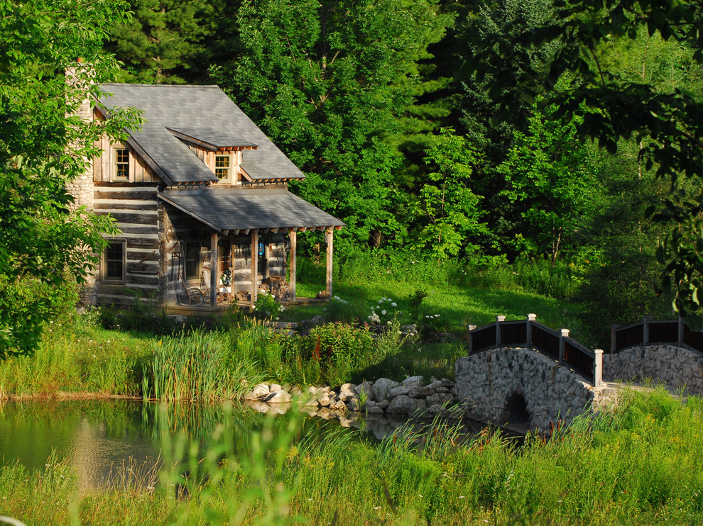 Design ideas for a rustic front garden in Toronto with a water feature.