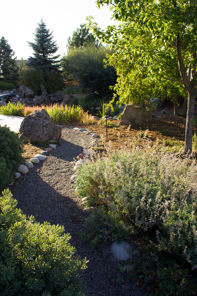 Idee per un grande giardino stile rurale davanti casa con fontane e pavimentazioni in pietra naturale