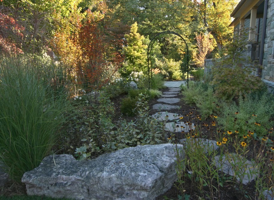 Inspiration för mellanstora rustika trädgårdar i full sol längs med huset på hösten