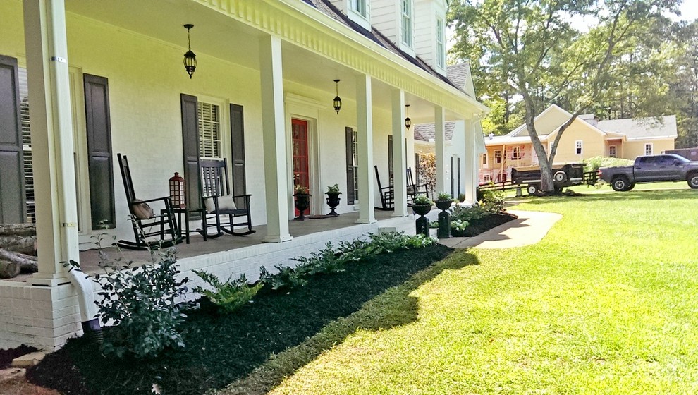 Foto de camino de jardín de estilo de casa de campo en patio delantero con adoquines de hormigón