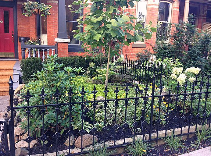 トロントにある高級な小さな、夏のヴィクトリアン調のおしゃれな庭 (庭への小道、半日向、天然石敷き) の写真