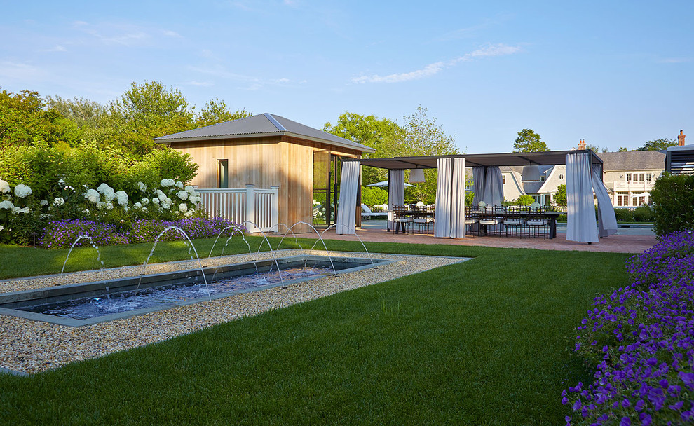 Стильный дизайн: огромный участок и сад на заднем дворе в классическом стиле - последний тренд