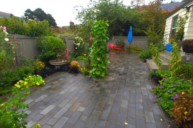 Cette image montre un grand jardin arrière traditionnel avec un point d'eau et des pavés en béton.