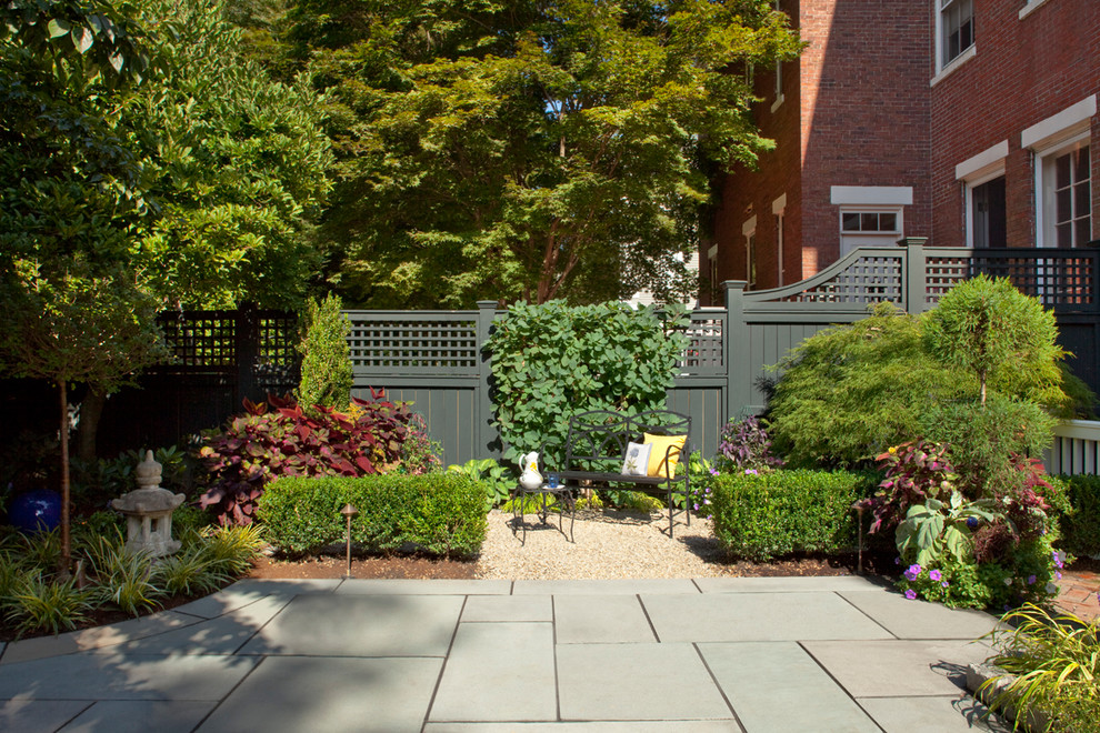 Идея дизайна: участок и сад среднего размера на заднем дворе в классическом стиле с садовой дорожкой или калиткой и мощением тротуарной плиткой