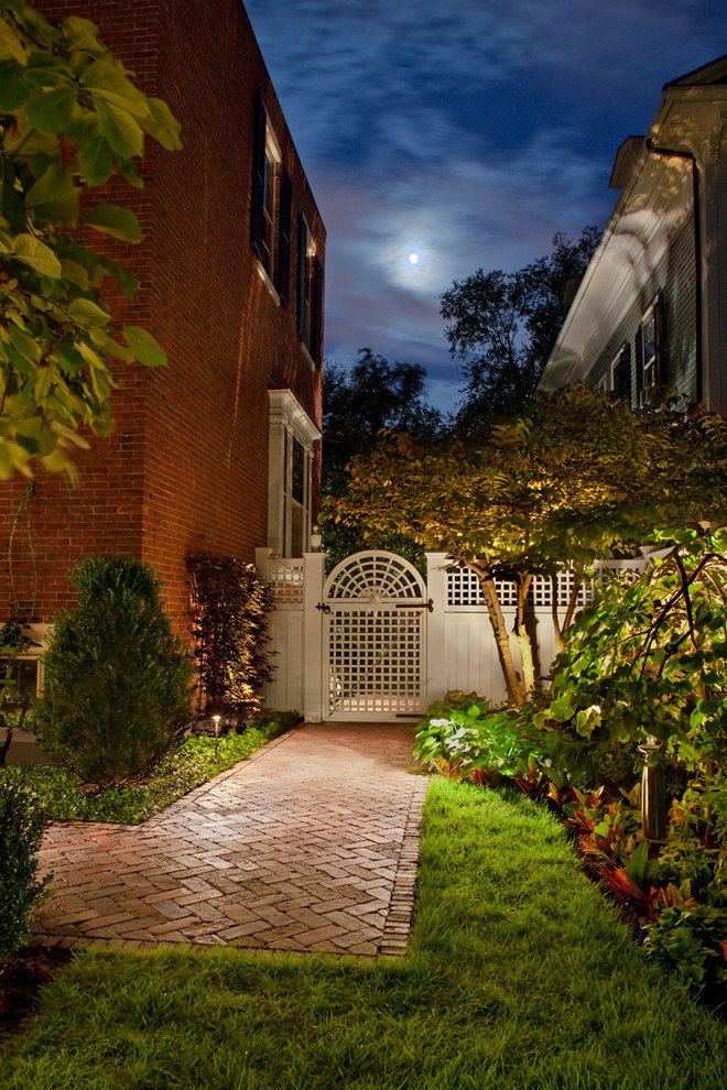 Mittelgroßer Klassischer Gartenweg hinter dem Haus mit Betonboden in Boston
