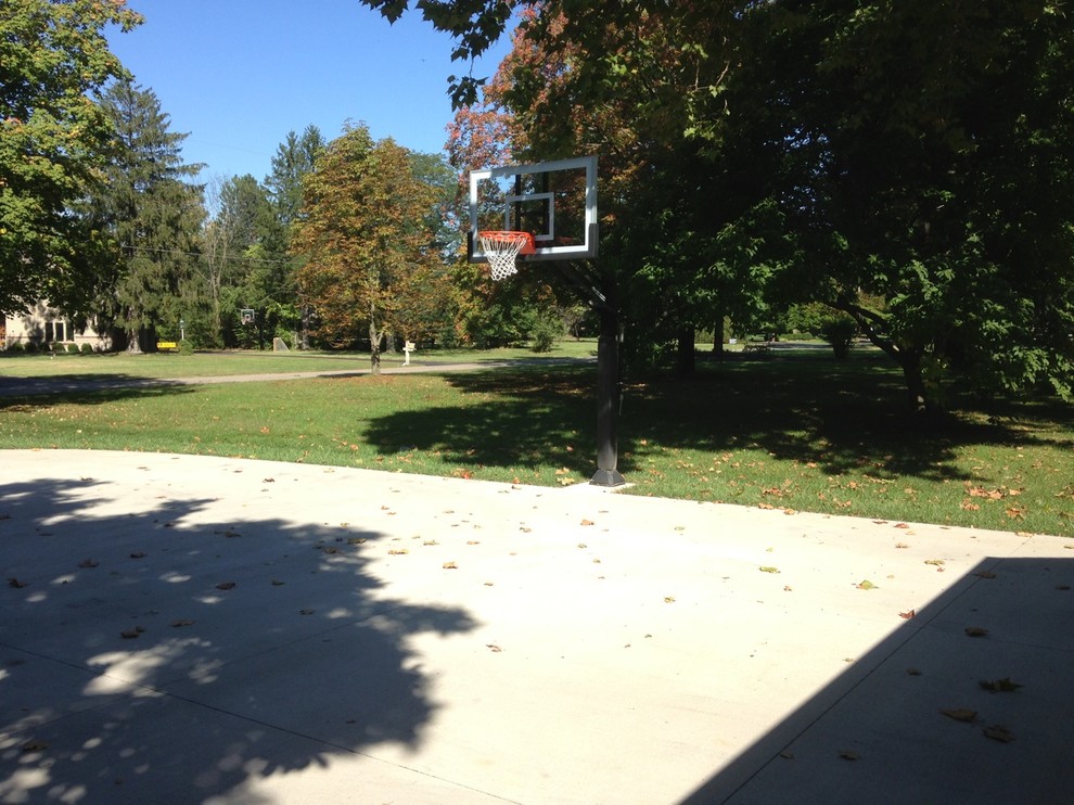 Large traditional front partial sun garden in Columbus with an outdoor sport court.