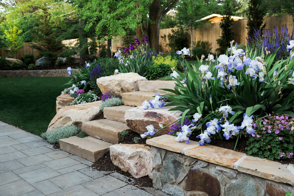 Свежая идея для дизайна: участок и сад на заднем дворе в классическом стиле с камнем в ландшафтном дизайне и мощением клинкерной брусчаткой - отличное фото интерьера