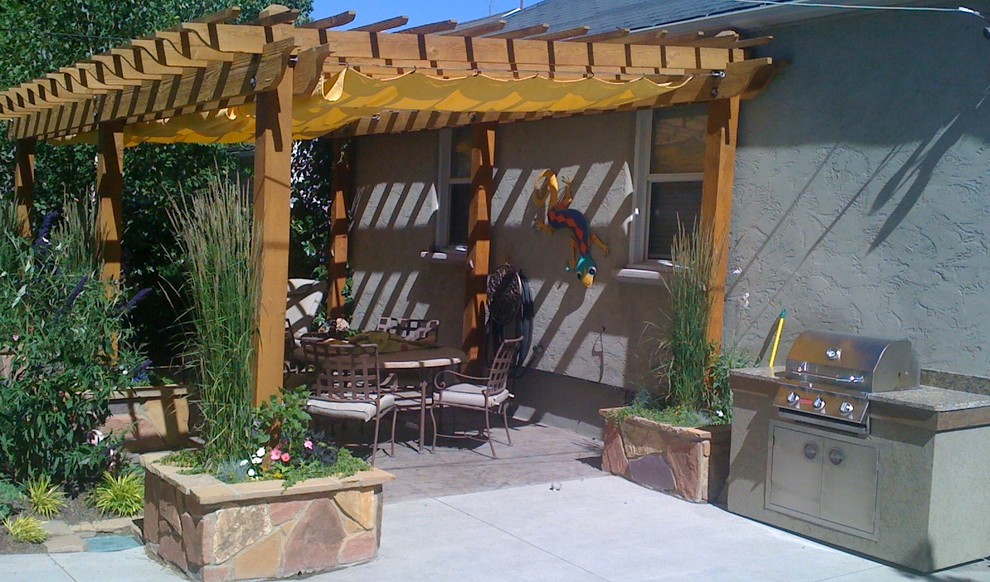 Kleiner Maritimer Patio hinter dem Haus mit Outdoor-Küche und Stempelbeton in Salt Lake City