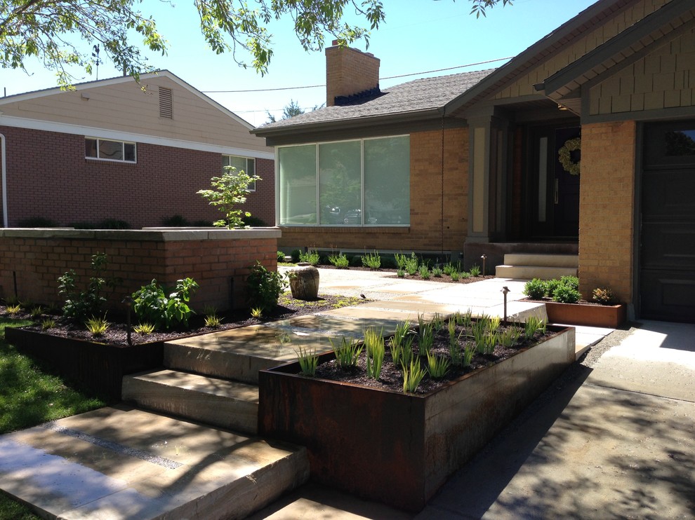 Idee per un ampio giardino design esposto a mezz'ombra davanti casa in estate con graniglia di granito
