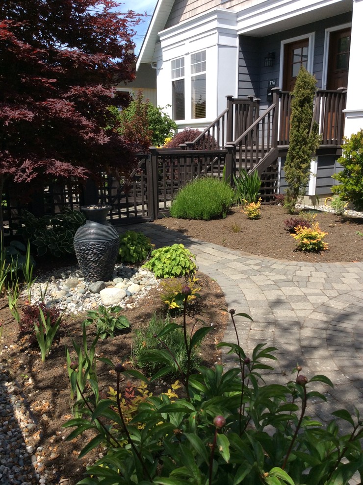 Идея дизайна: маленький солнечный участок и сад на переднем дворе в современном стиле с хорошей освещенностью и мощением тротуарной плиткой для на участке и в саду