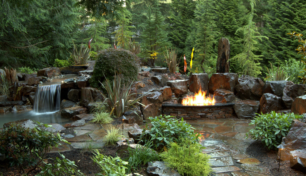 Cette photo montre un jardin arrière tendance de taille moyenne avec des pavés en pierre naturelle et un point d'eau.