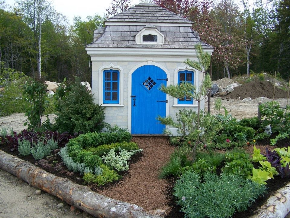 Inspiration pour un jardin arrière traditionnel de taille moyenne avec une exposition ensoleillée et un paillis.