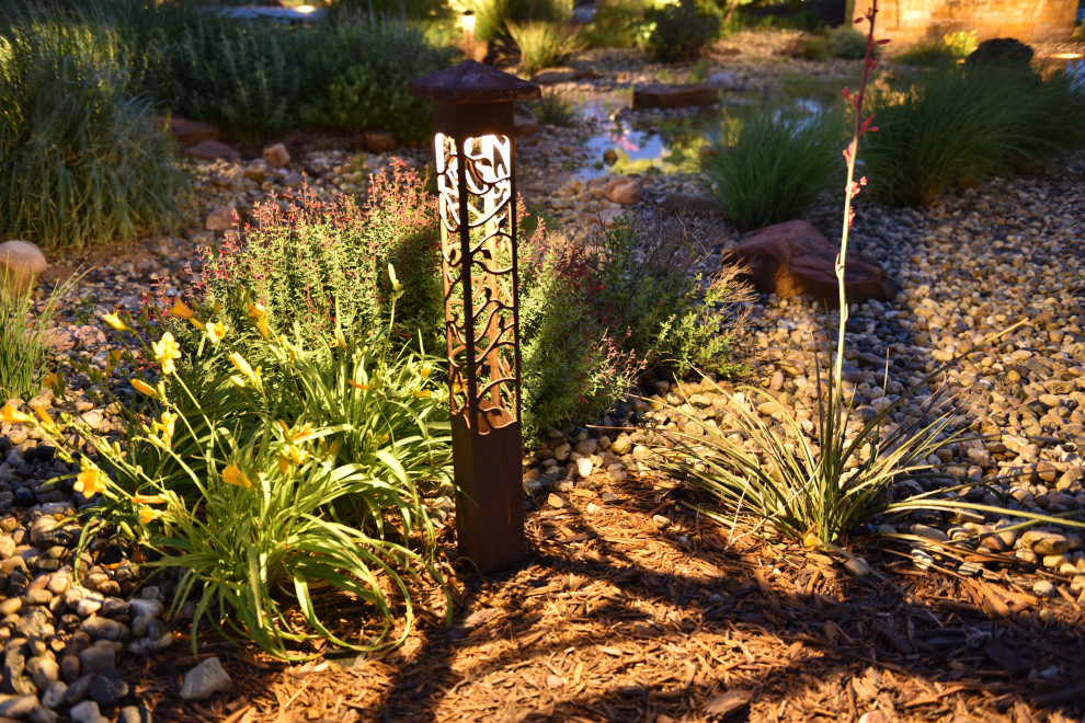 Cette photo montre un grand jardin latéral l'été avec une exposition ensoleillée et des galets de rivière.