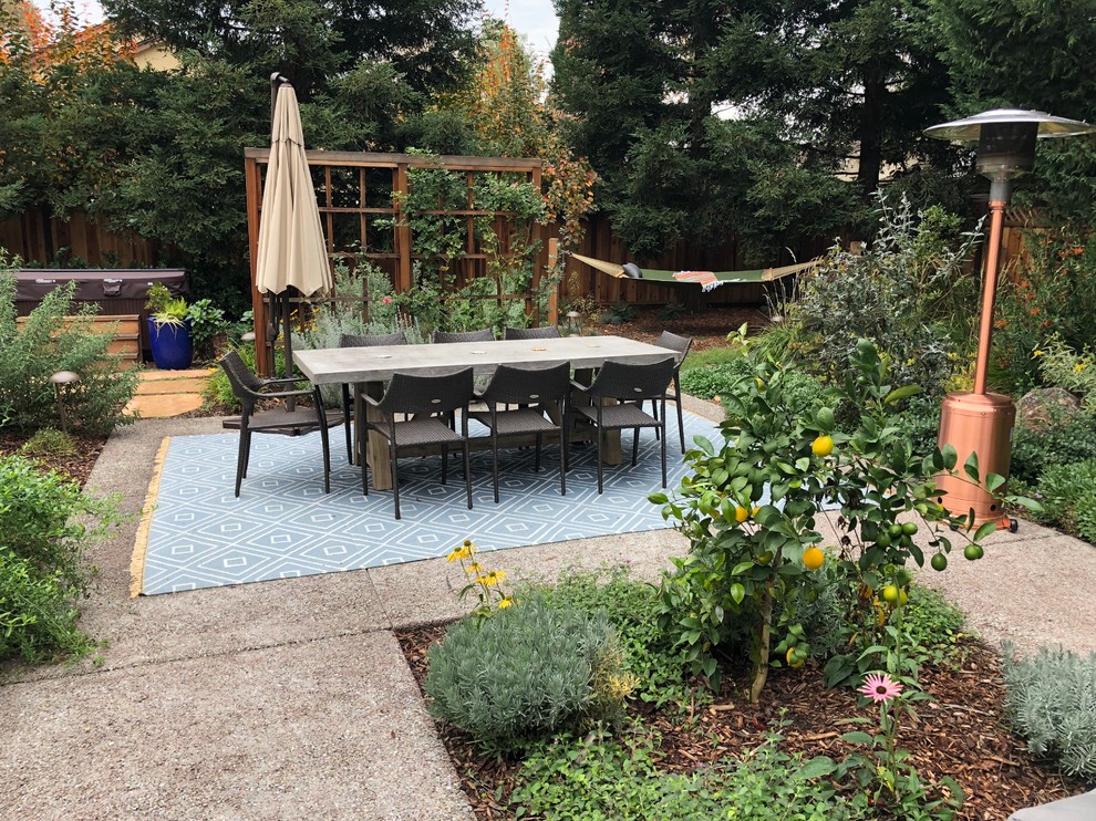 Mittelgroßer, Halbschattiger Rustikaler Garten im Sommer, hinter dem Haus mit Mulch in San Francisco