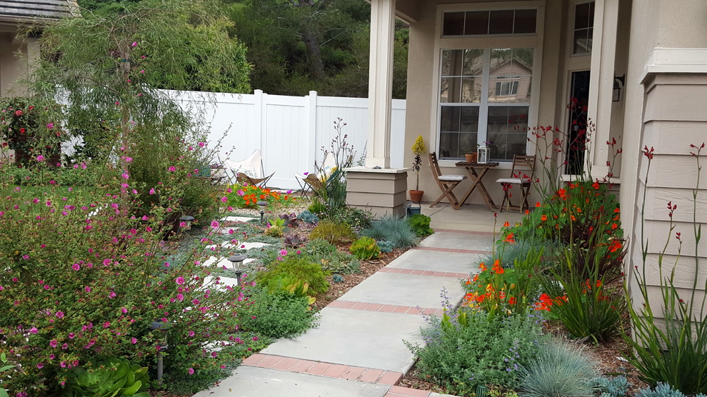 Aménagement d'un petit aménagement d'entrée ou allée de jardin avant contemporain au printemps avec une exposition ensoleillée et des pavés en béton.