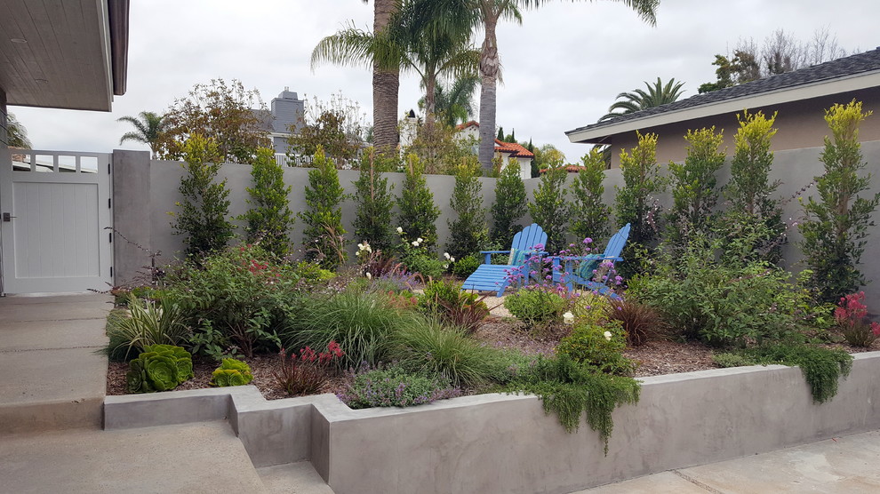 Design ideas for a mid-sized transitional drought-tolerant and full sun courtyard gravel garden path in Orange County.