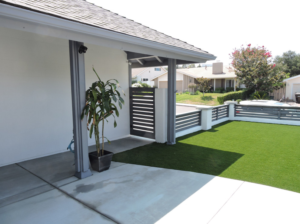 Mittelgroßer Moderner Vorgarten im Sommer mit Auffahrt, Gehweg, direkter Sonneneinstrahlung und Betonboden in San Diego