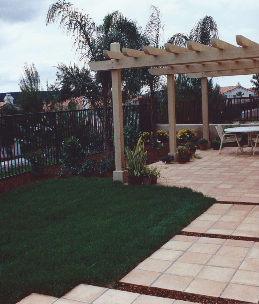 Cette photo montre un jardin arrière sud-ouest américain de taille moyenne et l'été avec une exposition ensoleillée et des pavés en brique.